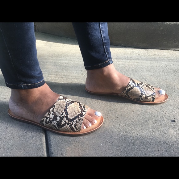 5 ⭐️ Tan Snake One Band Slide Sandal - Picture 3 of 4